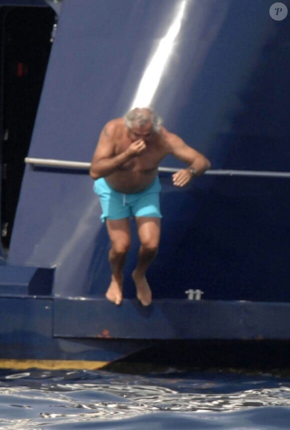 Flavio Briatore saute à l'eau, et n'aimerait pas que ça lui rentre dans le nez - juin 2008 à Ponza
