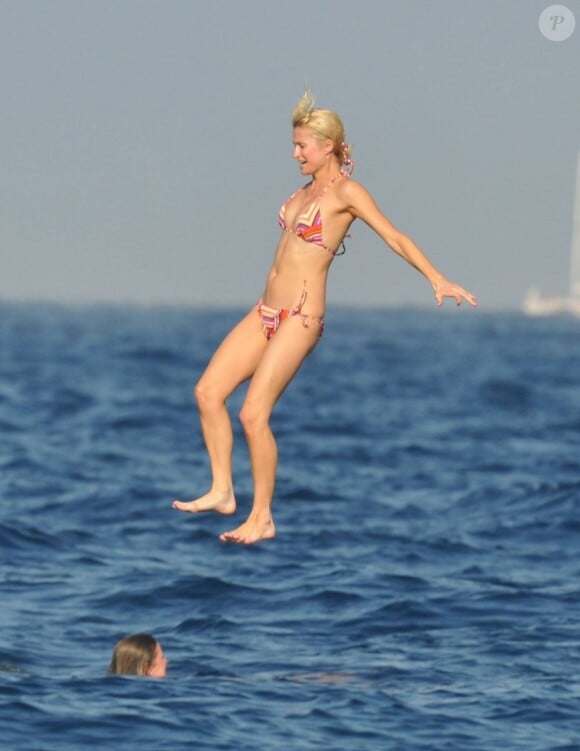 Paris Hilton saute à l'eau, pour écraser quelqu'un - juillet 2010 en France