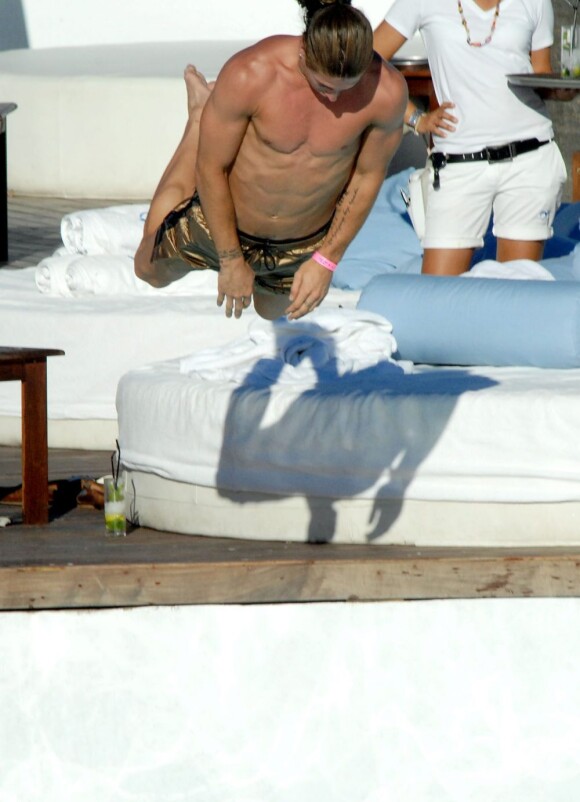 Sergio Ramos saute à l'eau, surprenant - juillet 2008 à Marbella