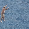 Jack Nicholson saute à l'eau, et attention en dessous ! - août 2009 à St-Jean-Cap-Ferrat