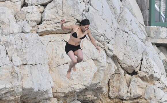 Michelle Rodriguez saute à l'eau, en jupe - mai 2011 à Cannes