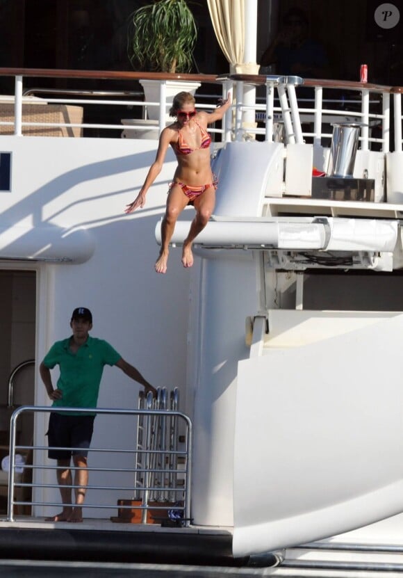 Paris Hilton saute à l'eau pour la photo - juillet 2010 en France