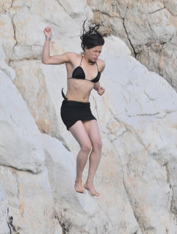 Michelle Rodriguez saute à l'eau, les yeux fermés - mai 2011 à Cannes