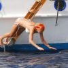 Tara Reid saute à l'eau, mal embarquée