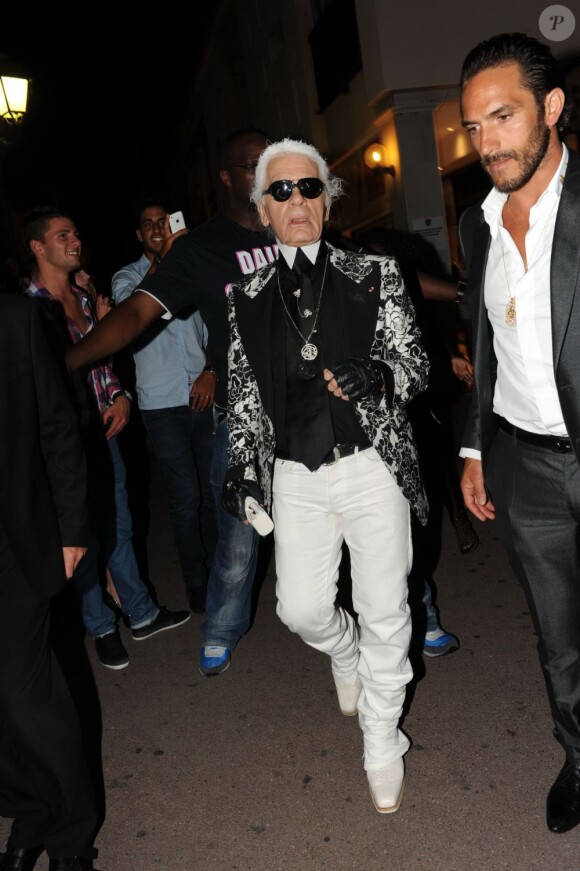 Karl Lagerfeld au VIP ROOM de Saint-Tropez, aux côtés de Jean-Roch, le 3 août 2011