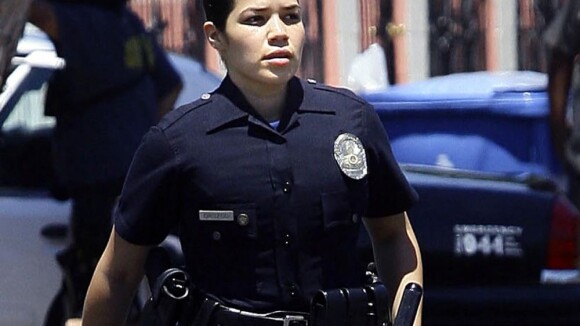 America Ferrera, policière boudinée, brise le fantasme de l'uniforme sexy