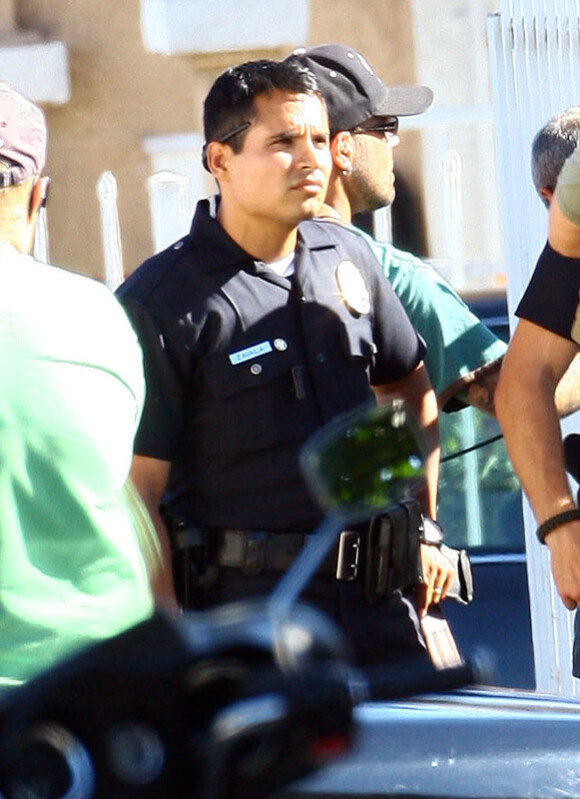 Michael Pena sur le plateau du tournage du film End of Watch à Los Angeles le 3 août 2011 ! Elle est quelque peu boudinée.