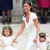 Une copie de la robe que Pippa Middleton portait le 29 avril 2011 au mariage princier de William et Kate, sera mise en vente dans les magasins Debenhams en Angleterre.