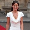 Une copie de la robe que Pippa Middleton portait le 29 avril 2011 au mariage princier de William et Kate, sera mise en vente dans les magasins Debenhams en Angleterre.