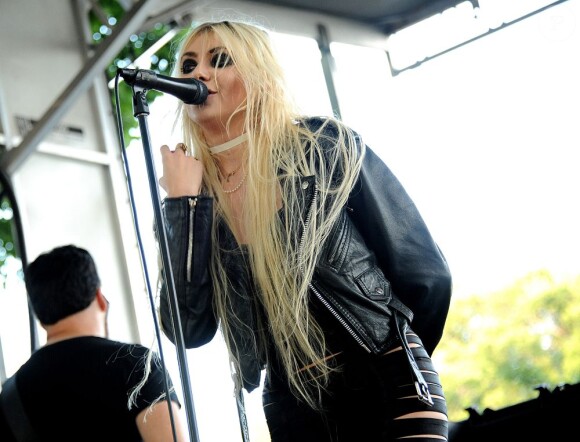 Taylor Momsen, toujours fidèle à son look provoc, sur la scène du Lollapalooza Music Festival à Chicago. Le 8 août 2011