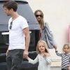 Tobey Maguire s'offre un déjeuner en ville avec sa petite famille, son épouse Jennifer et leurs enfants, Otis et Ruby. Los Angeles, 7 août 2011