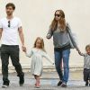 Tobey Maguire s'offre un déjeuner en ville avec sa petite famille, son épouse Jennifer et leurs enfants, Otis et Ruby. Los Angeles, 7 août 2011