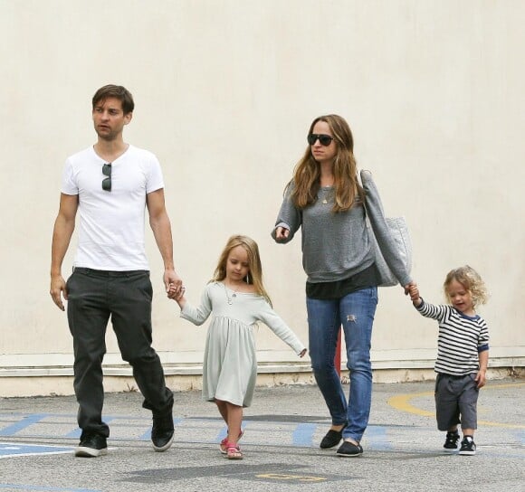 Tobey Maguire s'offre un déjeuner en ville avec sa petite famille, son épouse Jennifer et leurs enfants, Otis et Ruby. Los Angeles, 7 août 2011