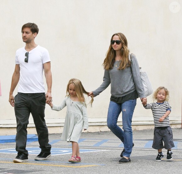 Tobey Maguire s'offre un déjeuner en ville avec sa petite famille, son épouse Jennifer et leurs enfants, Otis et Ruby. Los Angeles, 7 août 2011