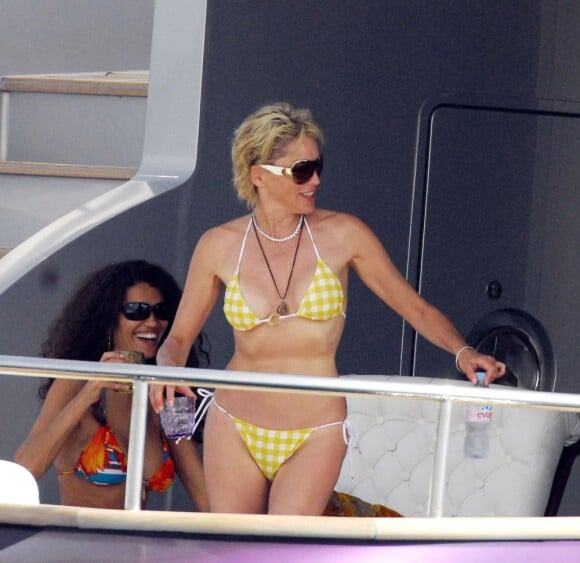 Sharon Stone est toujours éblouissante. A 53 ans, l'actrice dévoile son corps parfait en bikini. Quelle femme ! Cannes, 22 mai 2007