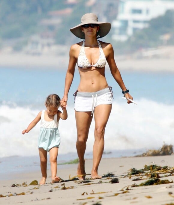 A 44 ans, Halle Berry peut se targuer d'avoir une plastique de déesse.  En bikini, la star hollywoodienne fait toujours sensation ! Malibu, 15 juillet 2010