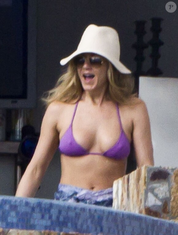 A 42 ans, Jennifer Aniston reste un canon de beauté ! Elle affiche sa  plastique de rêve en bikini lors de douce vacances au Mexique en  novembre 2010.