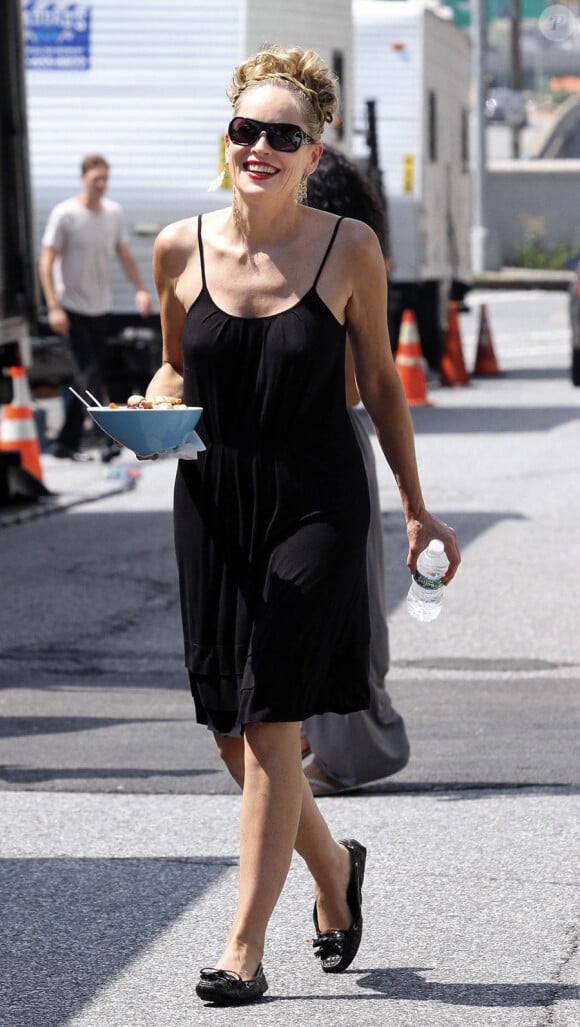 Sharon Stone sur le tournage de Gods Behaving Badly à New York le 8 août 2011