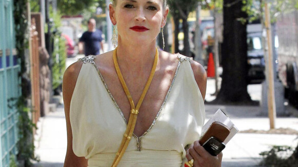 Sharon Stone, muée en Aphrodite, batifole avec Zeus