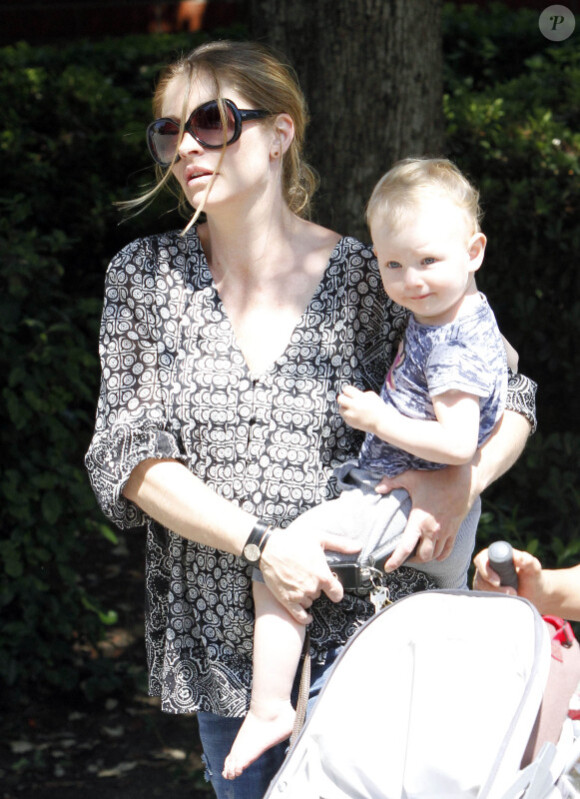 Rebecca Gayheart, enceinte, emmène sa fille Billie dans un parc de Los Angeles, le 9 août 2011