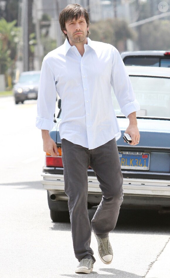 Ben Affleck affiche une nouvelle coiffure alors qu'il se promène dans les rues de Los Angeles, le 23 juillet 2011