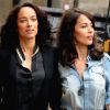 Dolores et Carmen Chaplin marchent dans les rues de Paris pour un shooting photos le 26 juillet 2011