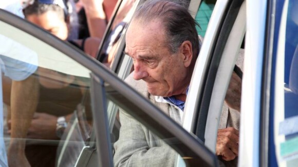 Jacques Chirac : Son attelle retirée, il profite de Saint-Tropez