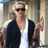 Reese Witherspoon fait du shopping à Los Angeles le 12 août 2011