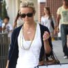 Reese Witherspoon fait du shopping à Los Angeles le 12 août 2011