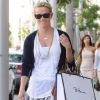 Reese Witherspoon fait du shopping à Los Angeles le 12 août 2011