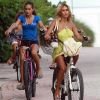 Shauna Sand et ses trois filles à vélo à Miami le 12 août 2011