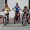 Shauna Sand et ses trois filles à vélo à Miami le 12 août 2011
