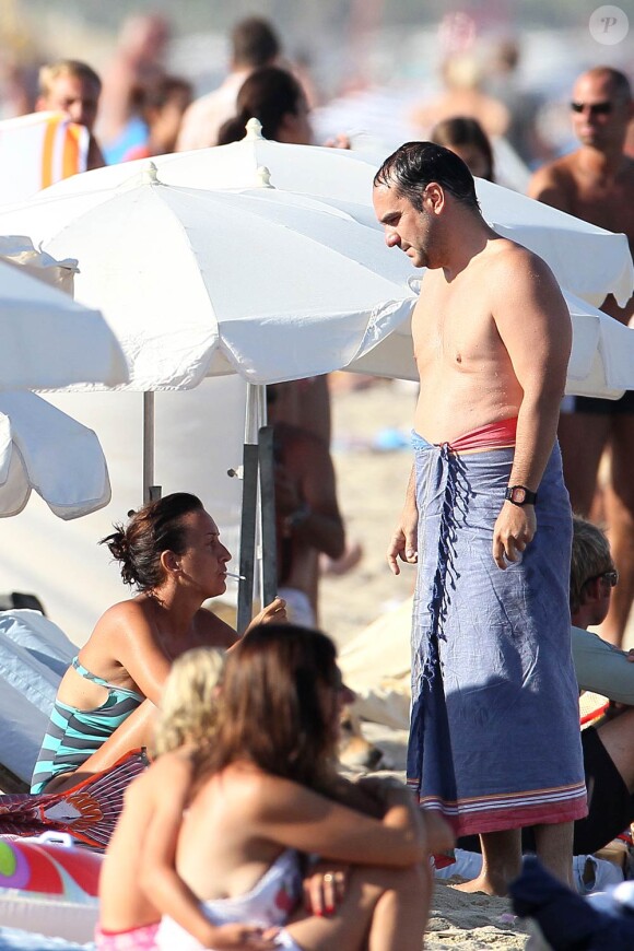 François-Xavier Demaison et sa femme Emmanuelle en vacances à Saint-Tropez le 12 août 2011