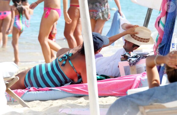 François-Xavier Demaison et sa femme Emmanuelle en vacances à Saint-Tropez le 12 août 2011
