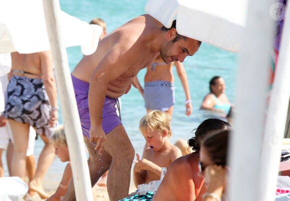 François-Xavier Demaison et sa femme Emmanuelle en vacances à Saint-Tropez le 12 août 2011