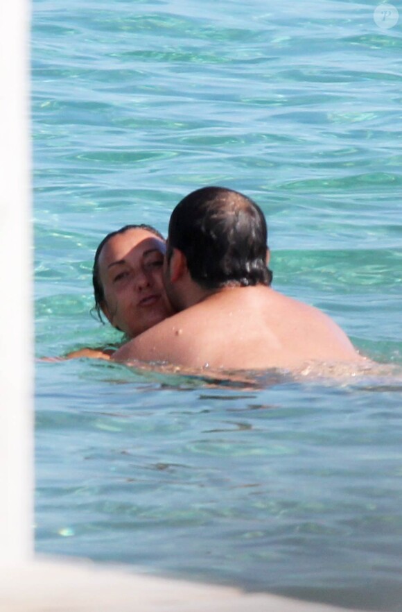 François-Xavier Demaison et sa femme Emmanuelle en vacances à Saint-Tropez le 12 août 2011