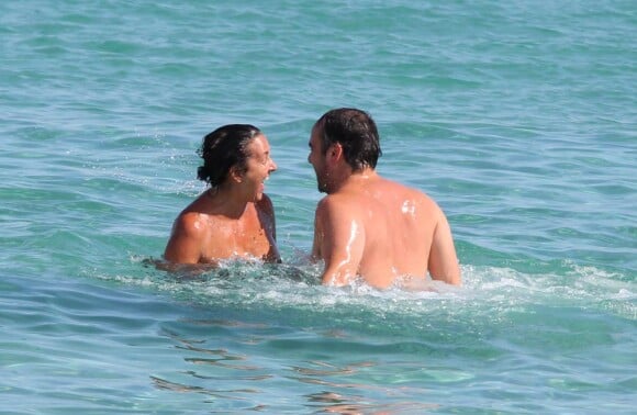 François-Xavier Demaison et sa femme Emmanuelle en vacances à Saint-Tropez le 12 août 2011