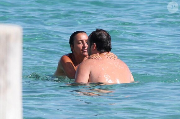 François-Xavier Demaison et sa femme Emmanuelle en vacances à Saint-Tropez le 12 août 2011
