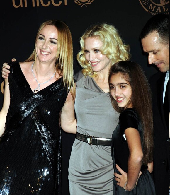 Madonna en février 2008 avec sa fille Lourdes lors d'un gala caritatif levant des fonds pour Raising Malawi.