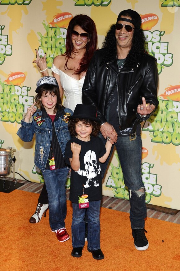 Slash et sa femme Perla à Los Angeles en 2009, avec leurs fils