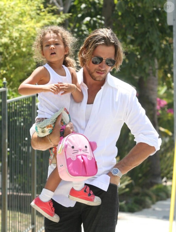 Gabriel Aubry et sa fille Nahla à la sortie de la maternelle, le 15 août à Los Angeles !