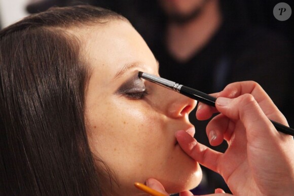 2/ Pour un look plus intense le soir venu, il suffit de se servir des teintes de la diagonale opposée, de gauche à droite. La couleur du milieu, plus soutenue, peut servir d'eyeliner déposée au ras des cils.
Backstage Derek Lam, Automne-Hiver 2011/2012.