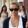 L'actrice Reese Witherspoon profite du soleil californien et passe ses après midis à faire du shopping. Los Angeles, le 12 août 2011.