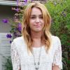 Miley Cyrus à Los Angeles, casse l'effet trop sage de sa robe en dentelle par des boots rock. Le 14 août 2011.