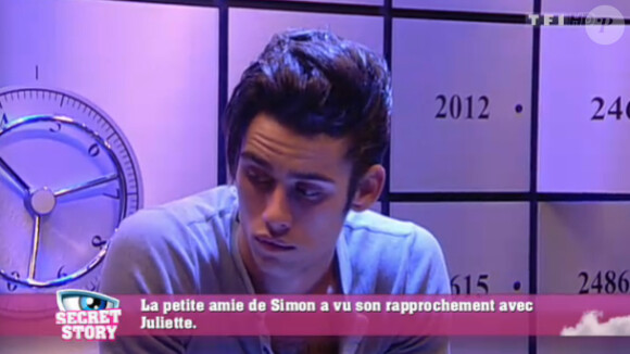 Simon prend connaissance du message de Sophia dans la salle des coffres (quotidienne du samedi 20 août 2011).