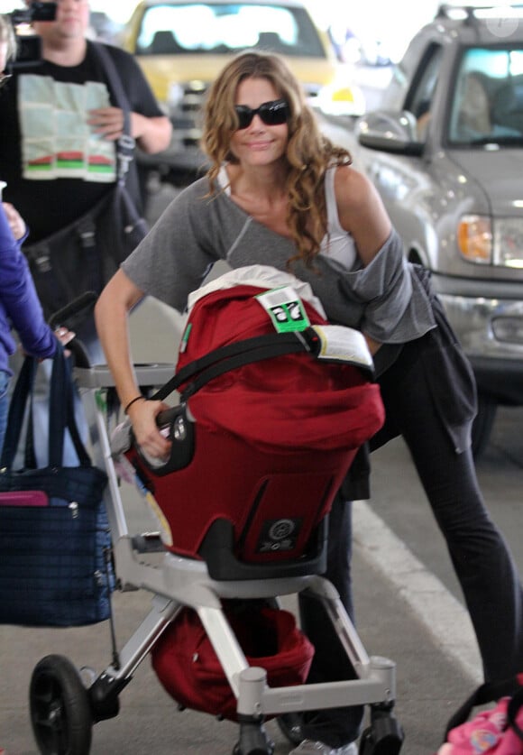 Denise Richards à l'aéroport de Los Angeles le 20 août 2011 avec ses filles Lola, Sam et Eloise