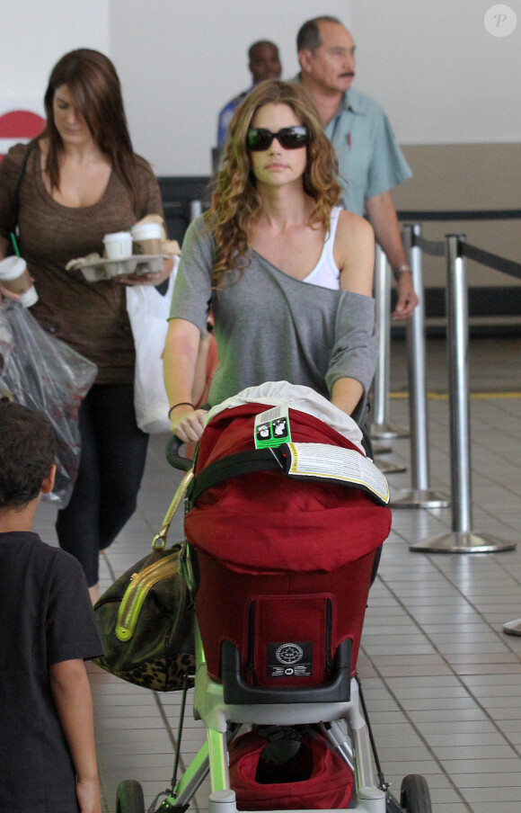 Denise Richards à l'aéroport de Los Angeles le 20 août 2011 avec ses filles Lola, Sam et Eloise