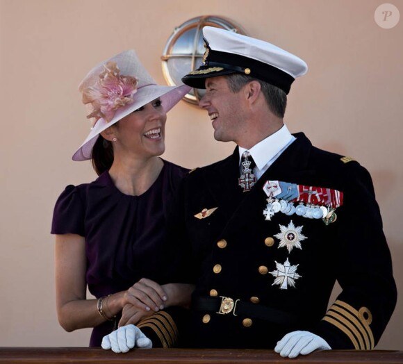 Au sein du couple princier, la complicité est totale.
Le prince Frederik de Danemark, son épouse la princesse Mary et leurs jumeaux de sept mois, Vincent et Joséphine, ont embarqué à bord du Dannebrog, le yacht royale. Première escale de la tournée estivale du 22 au 26 août 2011 : Skagen, à l'extrême nord du pays, le 22 août.