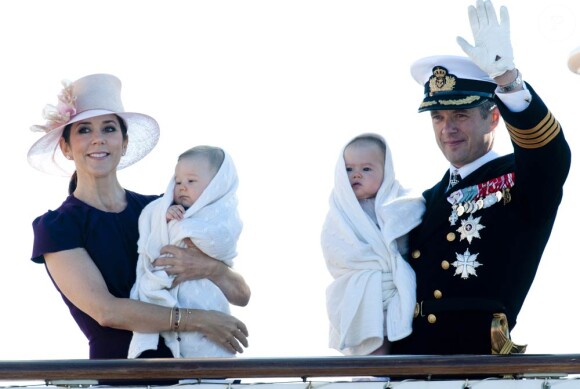 Première croisière pour les jumeaux...
Le prince Frederik de Danemark, son épouse la princesse Mary et leurs jumeaux de sept mois, Vincent et Joséphine, ont embarqué à bord du Dannebrog, le yacht royale. Première escale de la tournée estivale du 22 au 26 août 2011 : Skagen, à l'extrême nord du pays, le 22 août.