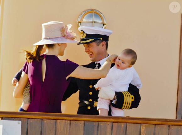 Le prince Frederik de Danemark, son épouse la princesse Mary et leurs jumeaux de sept mois, Vincent et Joséphine, ont embarqué à bord du Dannebrog, le yacht royale. Première escale de la tournée estivale du 22 au 26 août 2011 : Skagen, à l'extrême nord du pays, le 22 août.